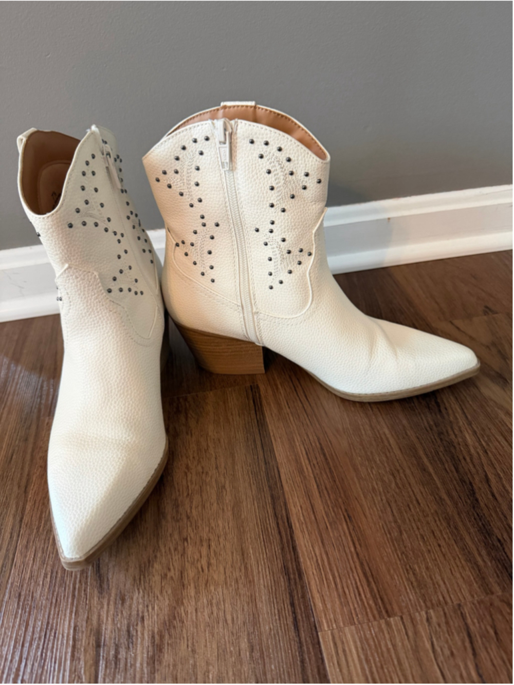 Women's White Studded Western Ankle Boots Size 7.5 - Picture 2 of 8